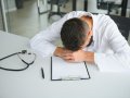 Entre plantões e sobrecarga: como a rotina médica pode afetar a saúde mental
