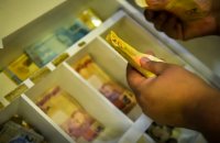 A Caixa Econômica Federal inicia, nesta segunda-feira (29), o pagamento dos valores do  FGTS retidos para trabalhadores que optaram pelo saque-anivers