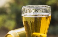 Álcool com energético: combinação comum que ameaça a saúde bucal