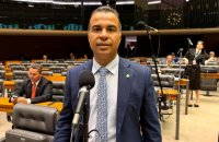 Deputado Filipe Martins apoia aprovação de porte de arma para oficiais de Justiça