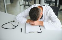 Entre plantões e sobrecarga: como a rotina médica pode afetar a saúde mental
