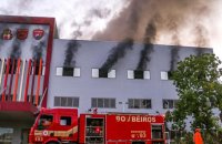 Mais de 50 bombeiros atuam no combate a incêndio em escola, em Palmas