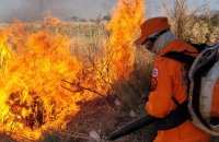 Taquaruçu: bombeiros combatem a incêndio florestal